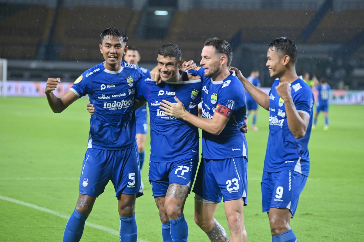 Selebrasi skuad Persib usai menang 3-1 dari Borneo FC. Foto : Ist