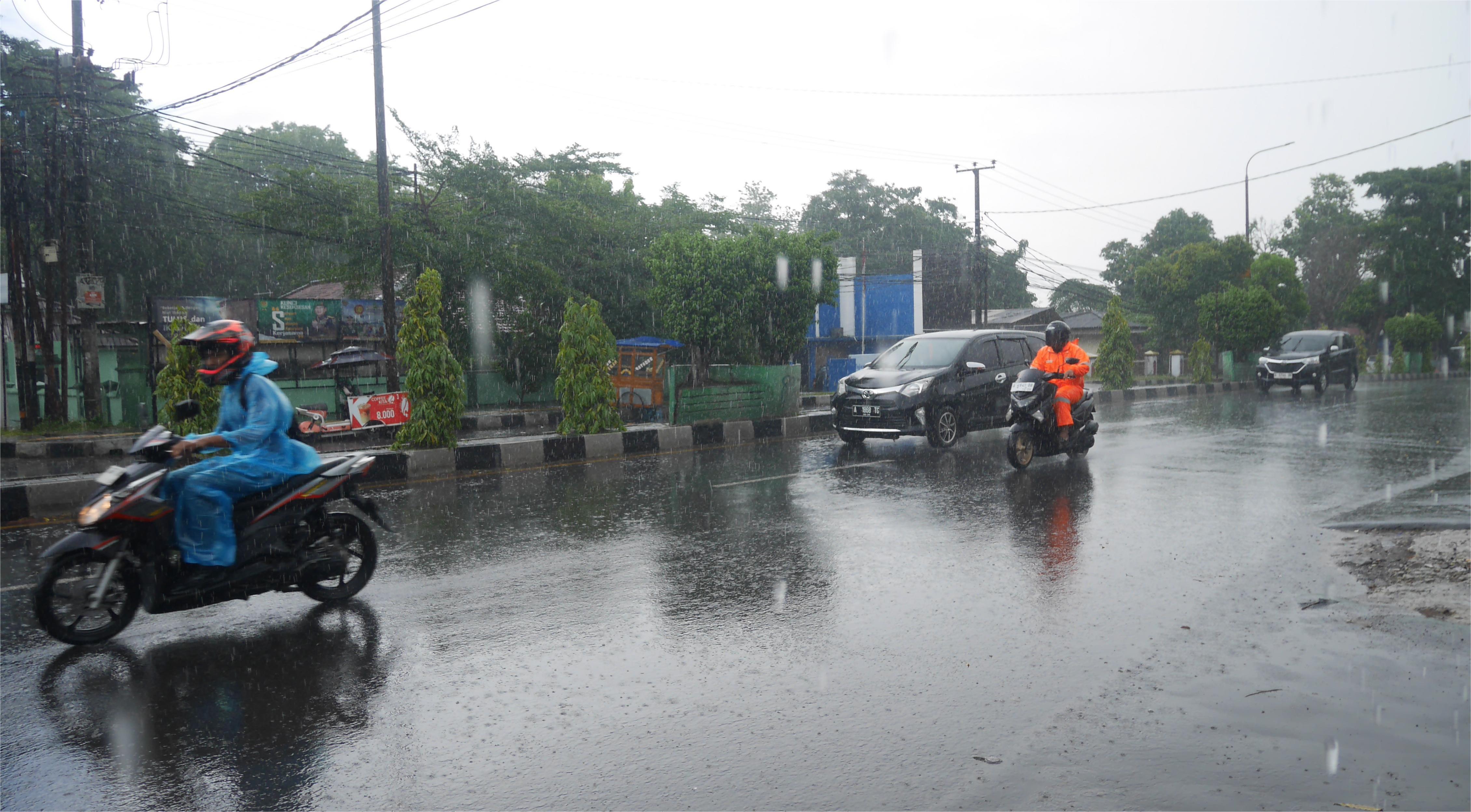 Pengendara sepeda motor melintas di bawah guyuran hujan di Jalan Ahmad Yani Kota Serang, Rabu (17/12/2025). Memasuki akhir tahun, diprediksi cuaca ekstrem seperti hujan disertai angin kencang melanda sejumlah wilayah.(Ari Supriadi/tangselpos.id)
