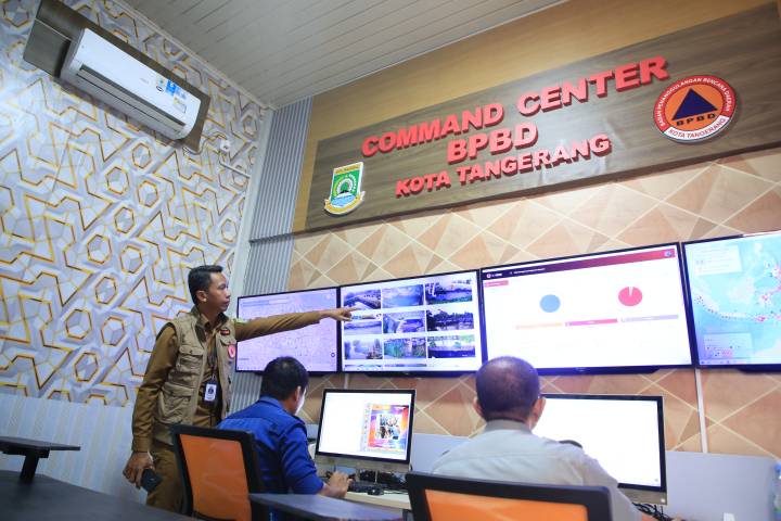 Kepala Pelaksana Badan Penanggulangan Bencana Daerah (BPBD) Kota Tangerang, Mahdiar (kiri) memberikan arahan kepada petugas operator di Ruang Command Center BPBD Kota Tangerang, kemarin.