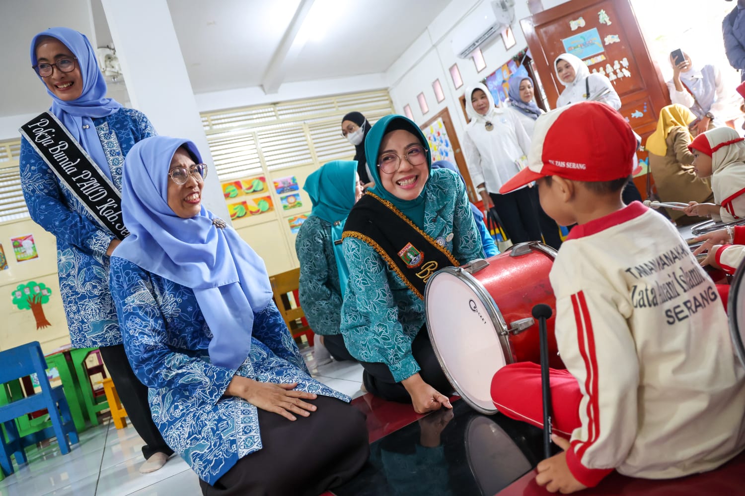 Bunda PAUD Provinsi Banten Tinawati Andra Soni mengunjungi TK Zata Amani Islamic School (ZAIS) di Kramatwatu, Kabupaten Serang. Foto : Humas Pemprov