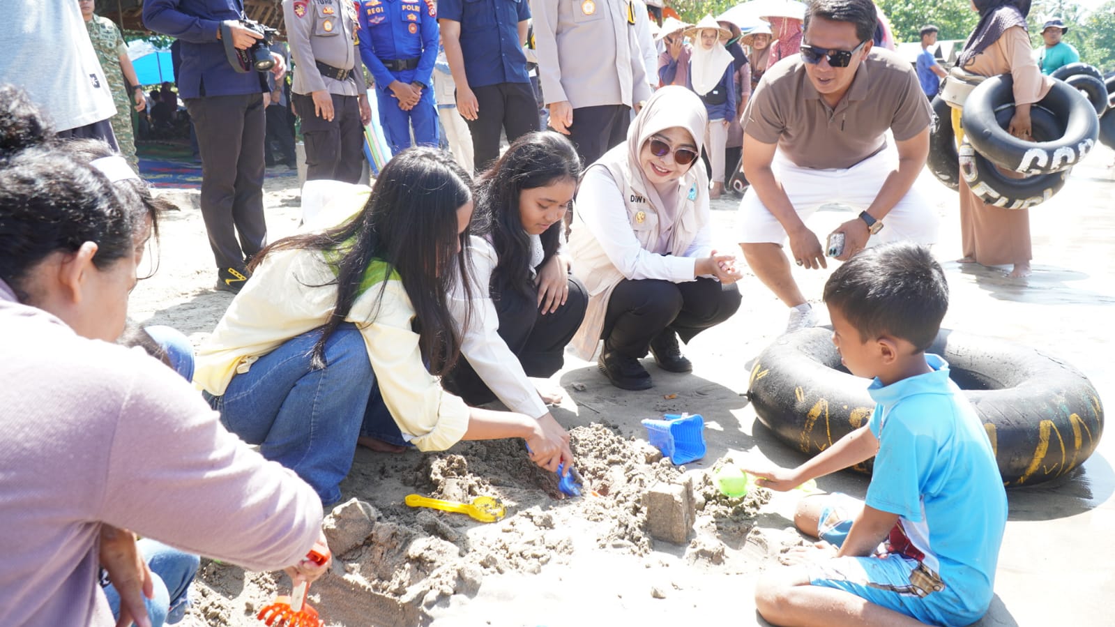 Bupati Pandeglang Raden Dewi Setiani sedang berbincang-bincang dengan wisatawan yang berlibur ke kawasan wisata pantai di wilayah Kecamatan Carita, Kabupaten Pandeglang, beberapa waktu lalu.