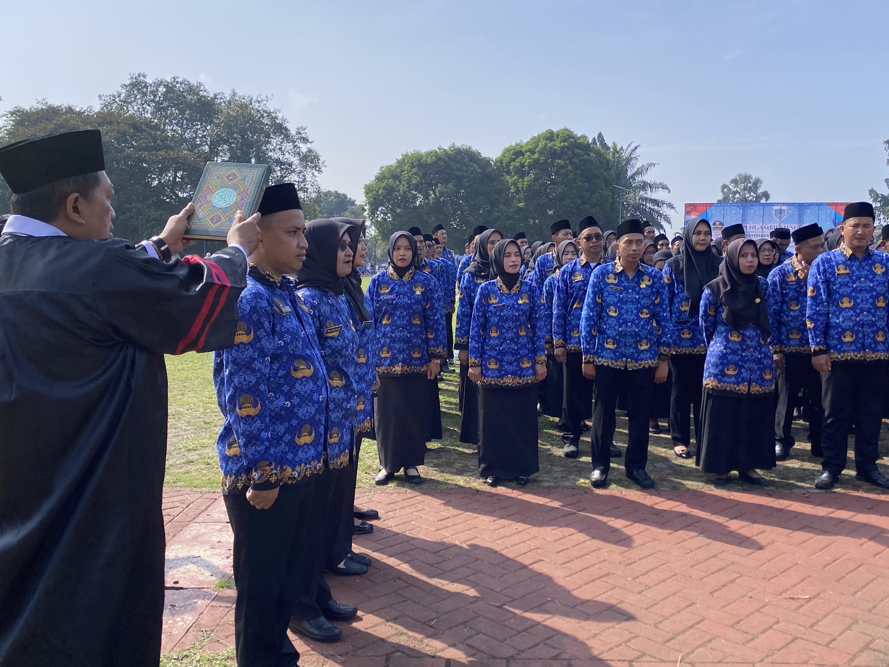 Ratusan PPPK Formasi 2024 sedang dikukuhkan oleh Bupati Pandeglang di Lapangan Alun-alun Pandeglang, Senin (4/8) lalu.