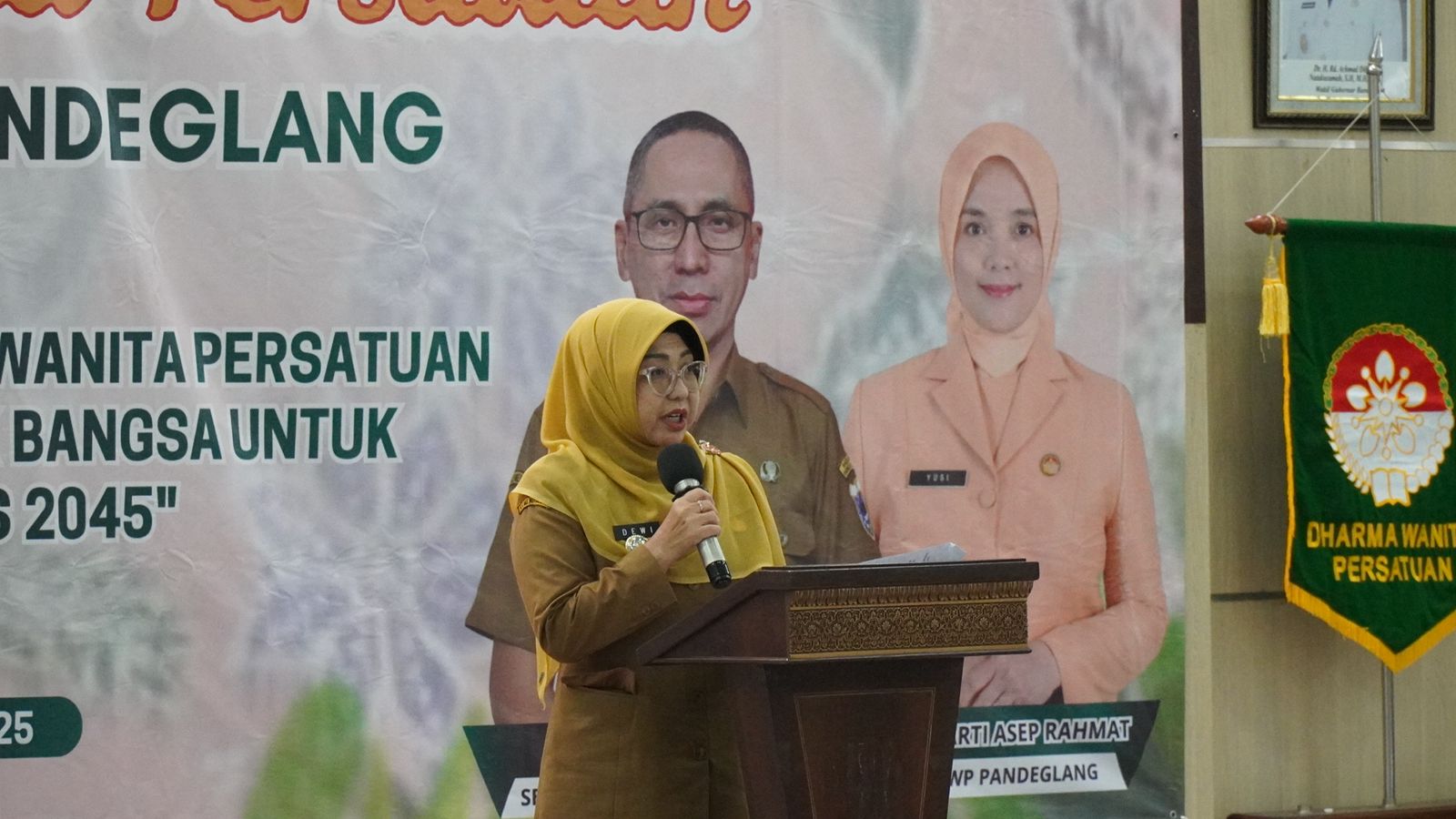 Bupati Pandeglang, Raden Dewi Setiani, saat menghadiri HUT ke-26 DWP yang digelar di Pendopo Pandeglang, Selasa (16/12/2025).(Istimewa)