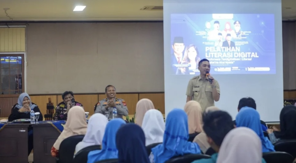 Bupati Lebak Moch. Hasbi Asyidiki Jayabaya sedang memberikan sambutan pada Pelatihan Literasi Digital, di Aula Multatuli Sekertariat Daerah (Setda) Lebak, Kamis (04/12).