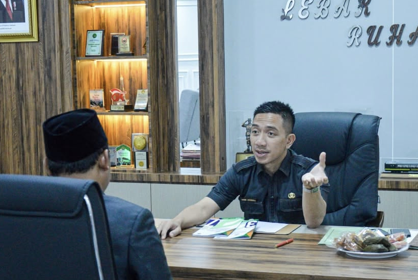 Bupati Kabupaten Lebak, Moch. Hasbi Asyidiki Jayabaya sedang mewawancara calon pimpinan Perumdam Tirta Kalimaya, di ruang kerjanya, Kamis (18/12).