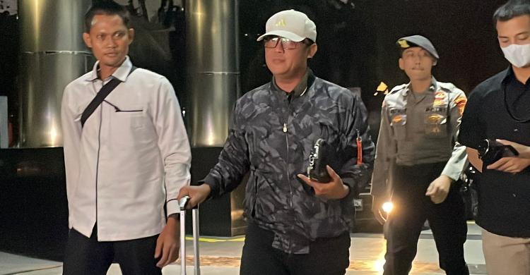 Bupati Lampung Tengah Ardito Wijaya (baju batik) saat tiba di Gedung KPK. Foto : Ist