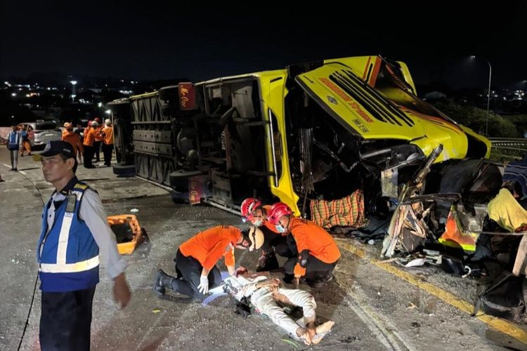Kecelakaan bus PO Cahaya Trans yang terjadi di Simpang Susun Exit Tol Krapyak KM 420+200, Kota Semarang. Foto : Ist