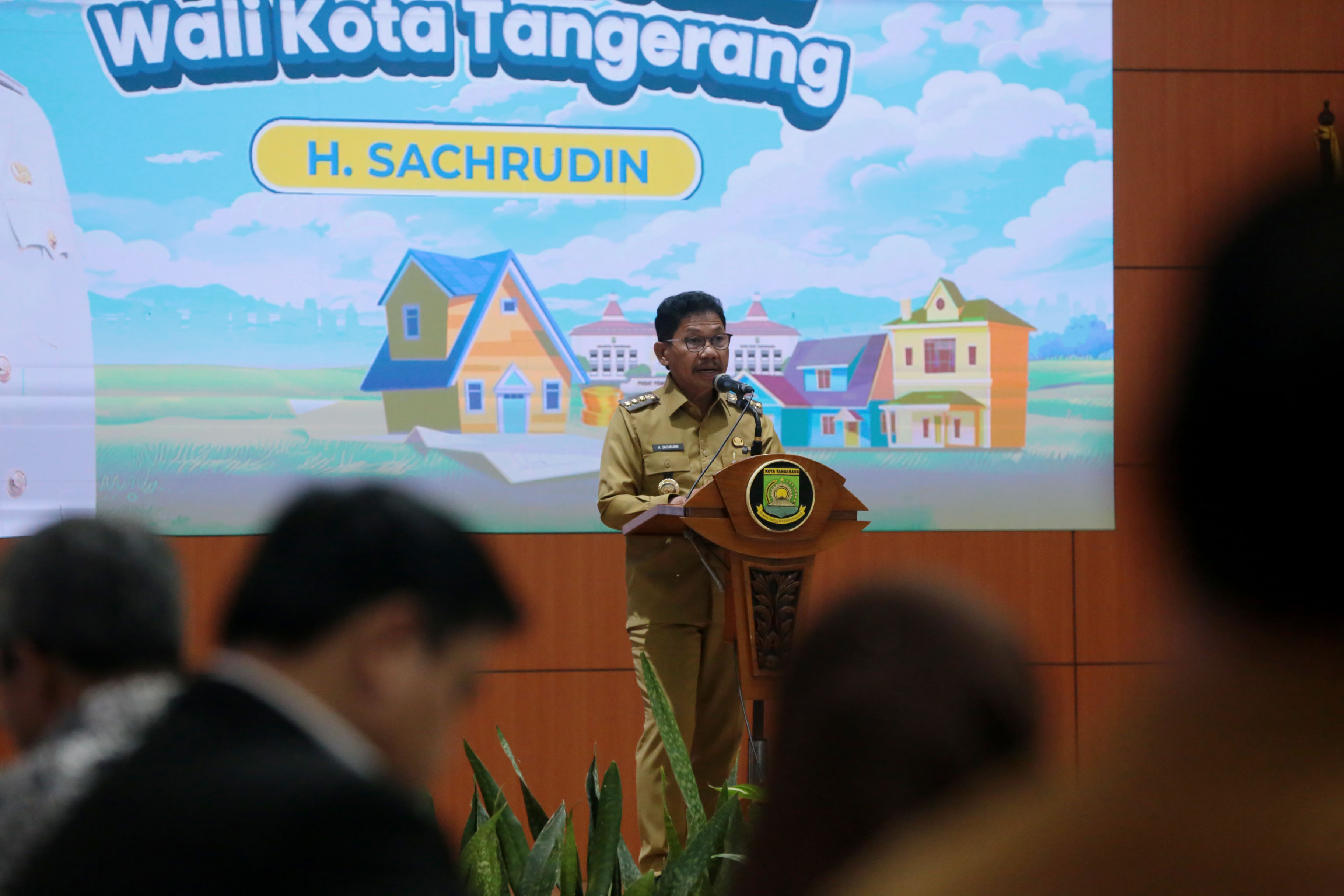 Wali Kota Tangerang, Sachrudin, berfoto bersama usai memberikan apresiasi kepada 67 wajib pajak terbaik dari berbagai kategori saat  acara penghargaan Kang Baja dan Nong Dara Awards di Pusat Pemerintah Kota (Puspemkot) Tangerang, Selasa (9/12).