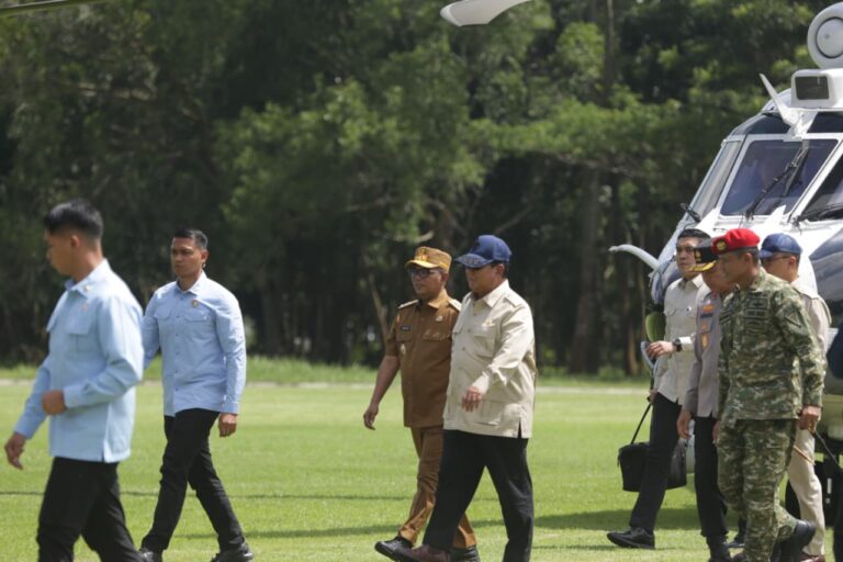 Gubernur Banten Andra Soni mendampingi Presiden Republik Indonesia Prabowo Subianto dalam peresmian akad massal Kredit Pemilikan Rumah (KPR) Sejahtera Fasilitas Likuiditas Pembiayaan Perumahan (FLPP) untuk 50.030 unit di Kabupaten Serang. Foto : Humas Pemprov