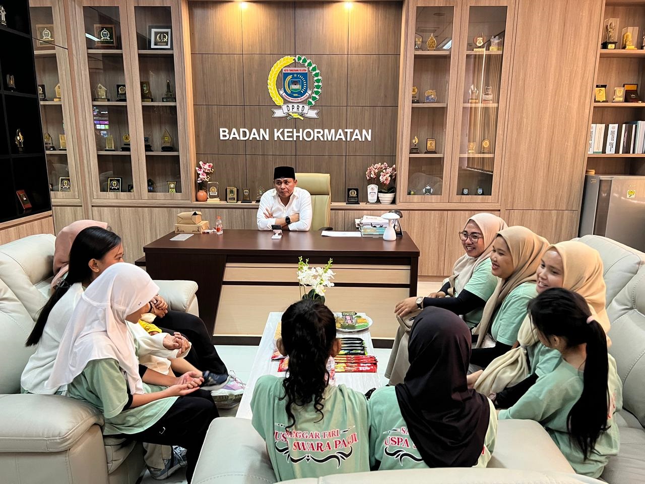 AUDIENSI. Anggota DPRD Kota Tangsel Julham Firdaus menerima audiensi pengurus sanggar tari dari Pamulang.