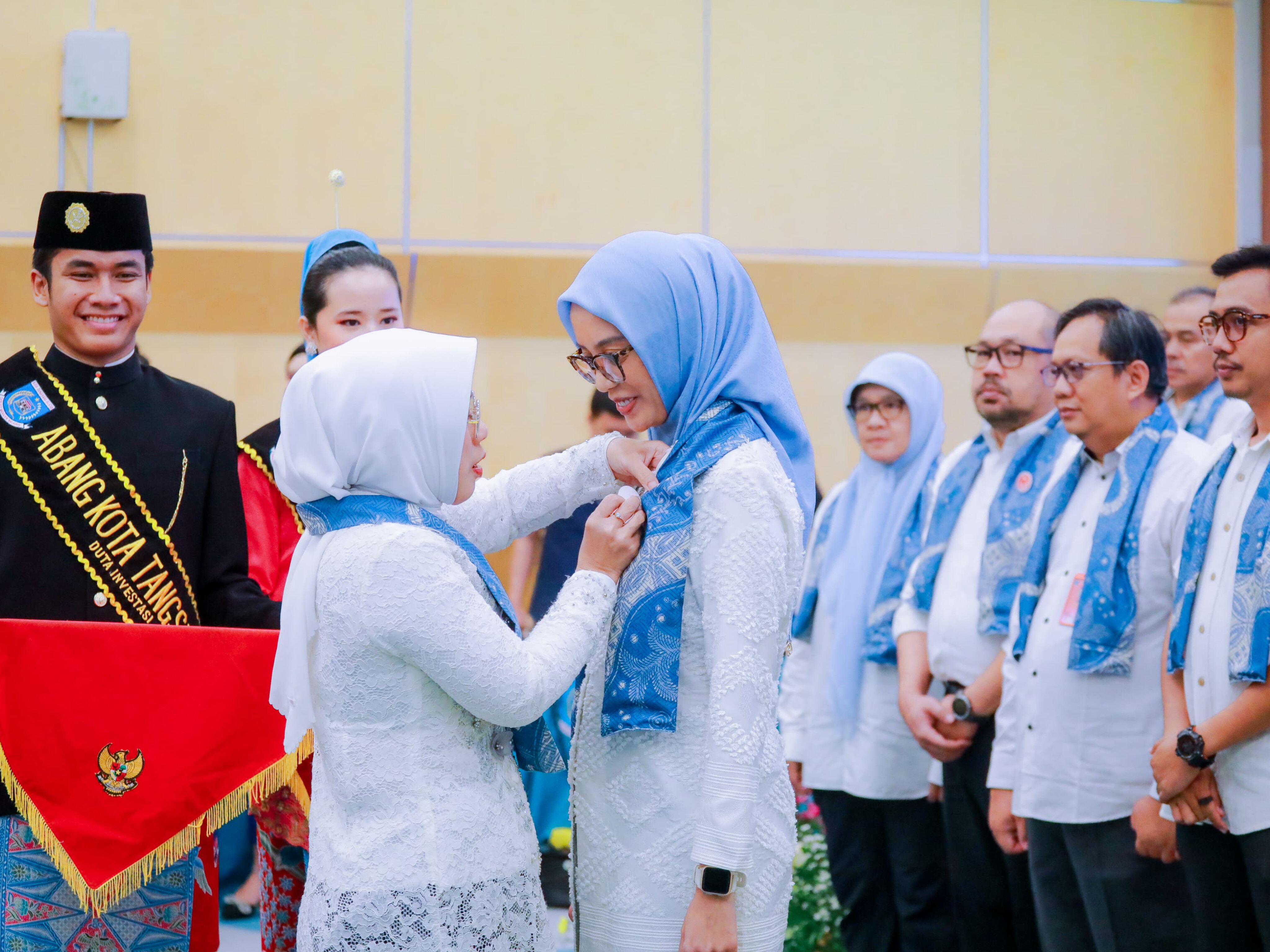 Pengurus Dekranasda Kota Tangsel 2025–2030 resmi dilantik oleh Ketua Dekranasda Banten, Tinawati Andra Soni, di Puspemkot Tangsel, Selasa (2/12). (tangselpos..id/rmn)