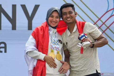 Atlet menembak Indonesia Dewi Laila Mubarokah (kiri) bersama suaminya Fathur Gustafian. Foto : Ist