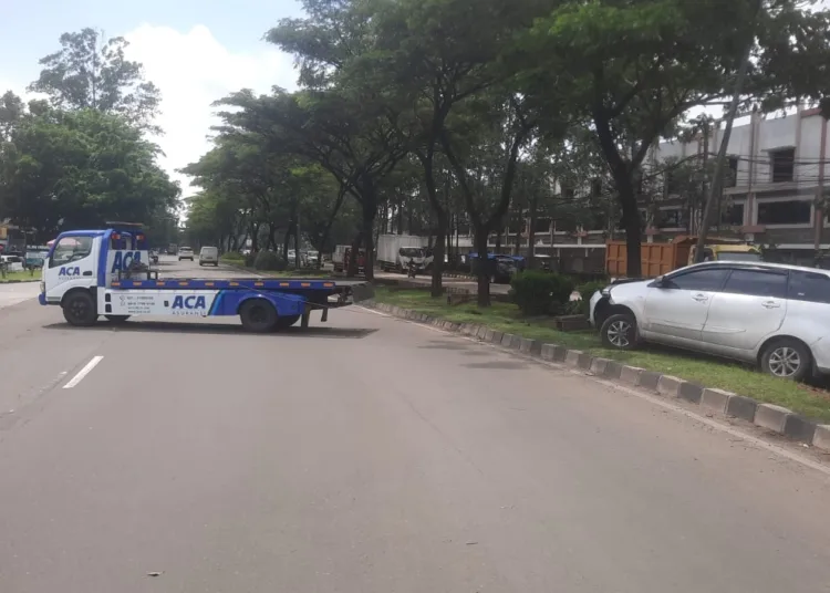 Diduga sopir mengantuk mobil Avanza menabrak tiang JPU di Jalan Raya Pemda, Kampung Samprok, Kecamatan Cikupa, Kabupaten Tangerang. Foto : bnn