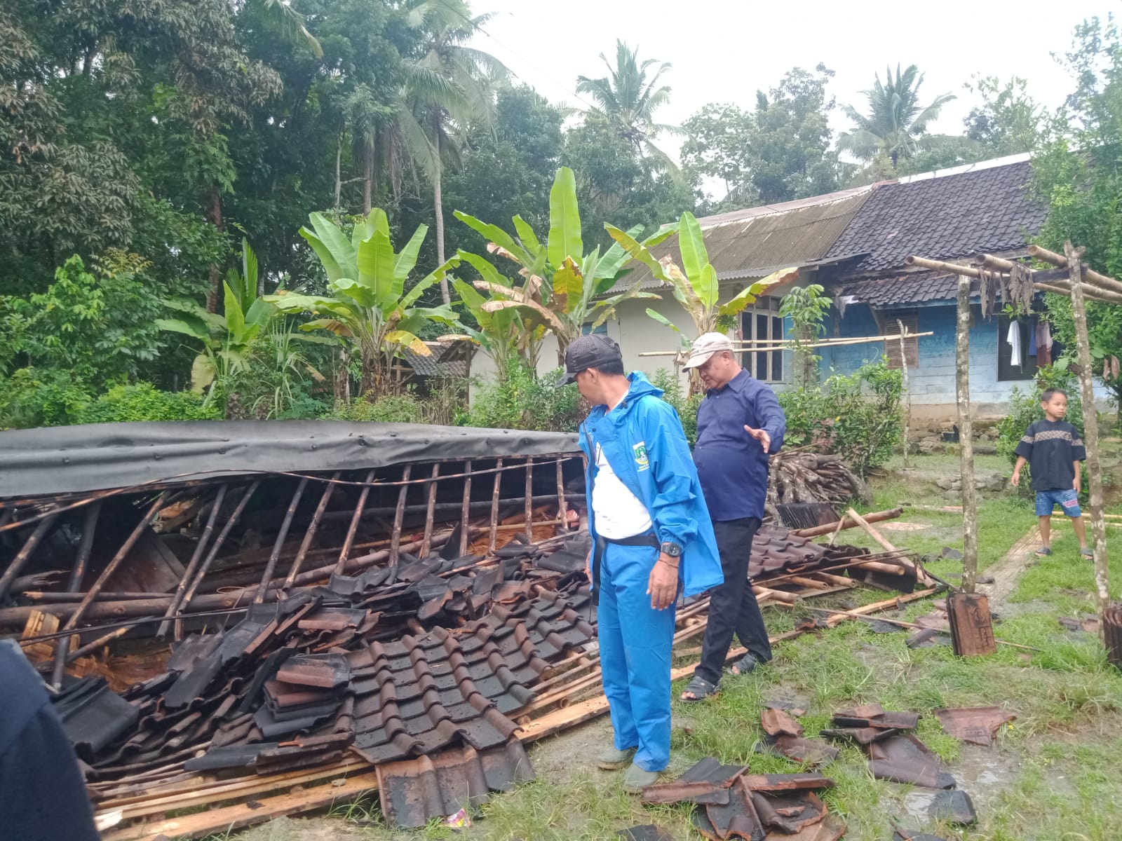 Rumah milik Umi (70) warga Kampung Cibembem, Desa Cipinang, Kecamatan Angsana, Kabupaten Pandeglang, terlihat roboh hingga rata dengan tanah, saat hujan lebat dan angin kencang melanda wilayah Kabupaten Pandeglang, Kamis (18/12).