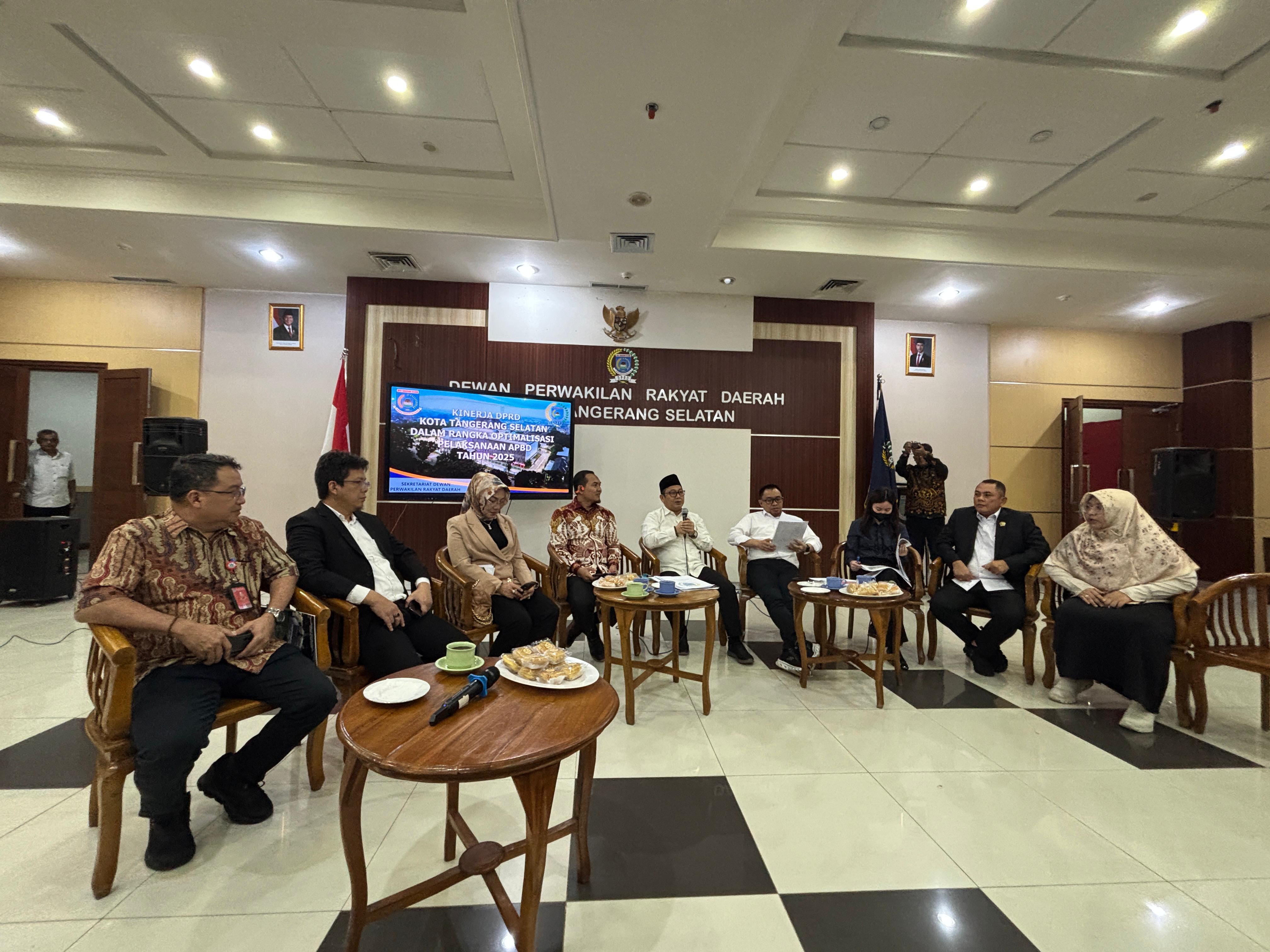 COFFEE MORNING. DPRD Kota Tangsel gelar kegiatan Coffee Morning bersama dengan Pokja Wartawan DPRD Kota Tangsel, Kamis (18/12).