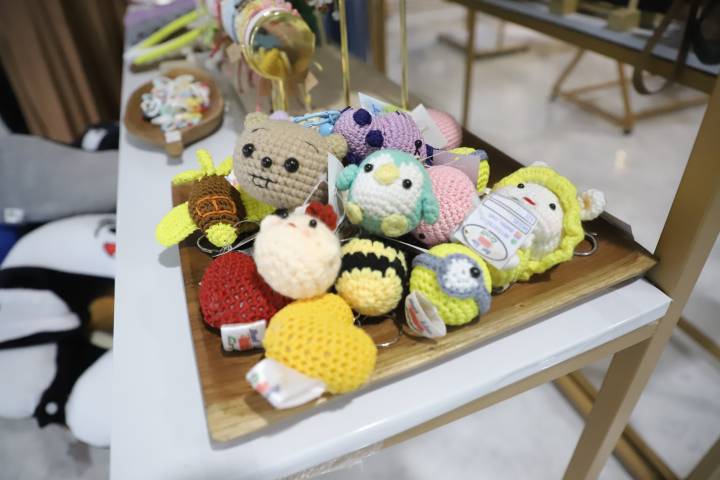 Produk kerajinan yang berada di Gerai Usaha Mikro Kecil Menengah (UMKM) Tangerang Anara Airport Hotel Kota Tangerang.