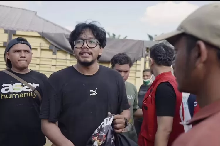 Kreator konten Ferry Irwandi saat menyalurkan bantuan kirban banjir di Sumatera. Foto : Ist