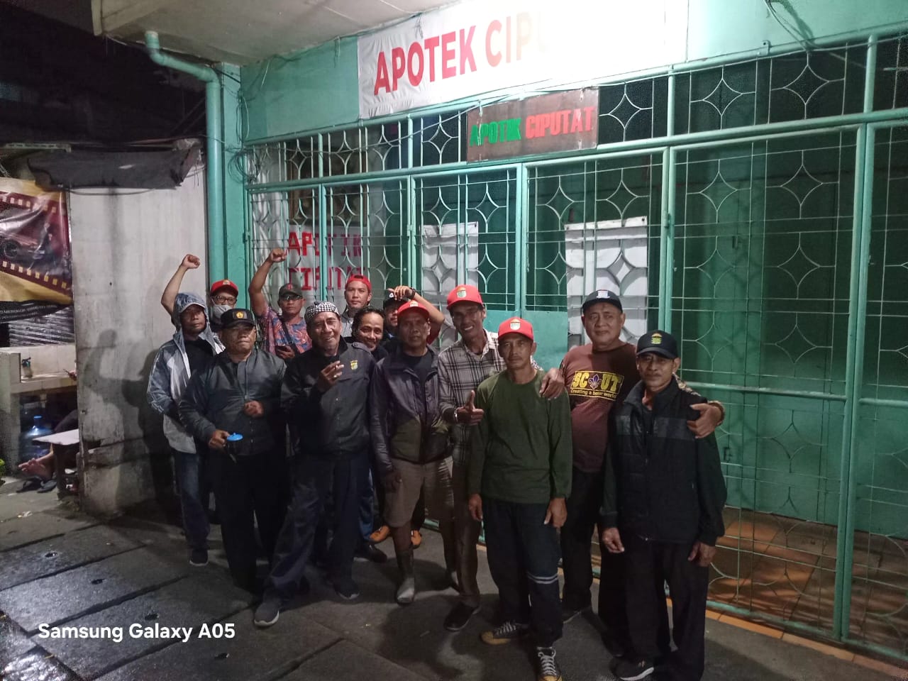 Forum RT/RW Kelurahan Cipayung Gotong Royong Angkut Sampah Kolong Flyover Ciputat. Foto : Ist