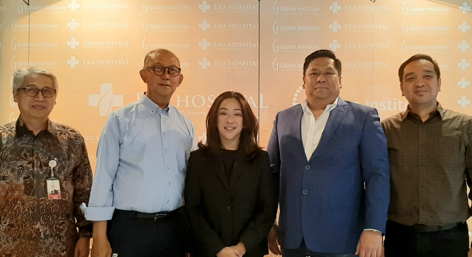 CEO Eka Hospital Group, Rina Setiawati bersama jajaran saat memberikan keterangan terkait pencapaian Gatam Institute. Foto : Ist