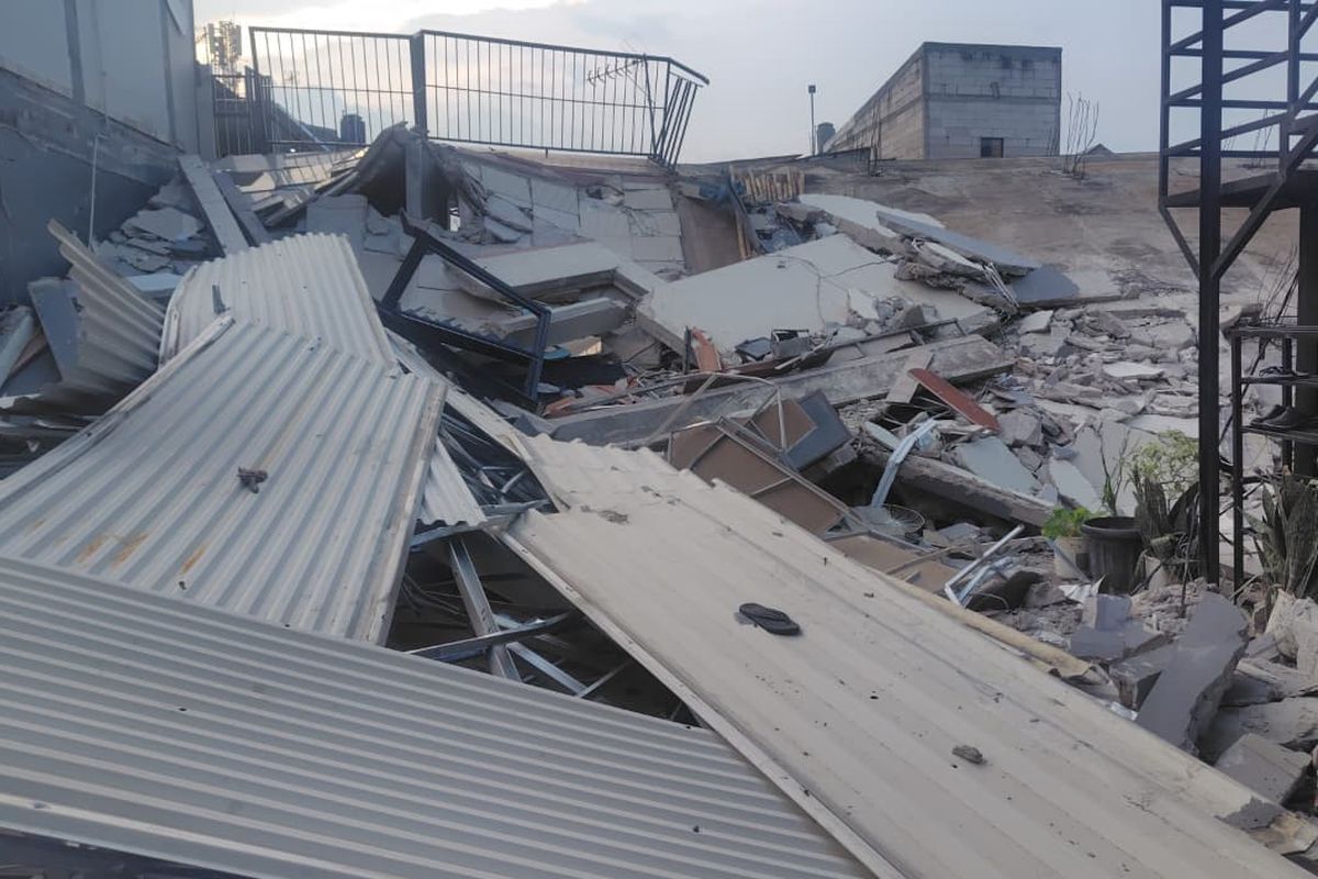 Geedung parkir di Koja yang runtuh. Foto : Ist