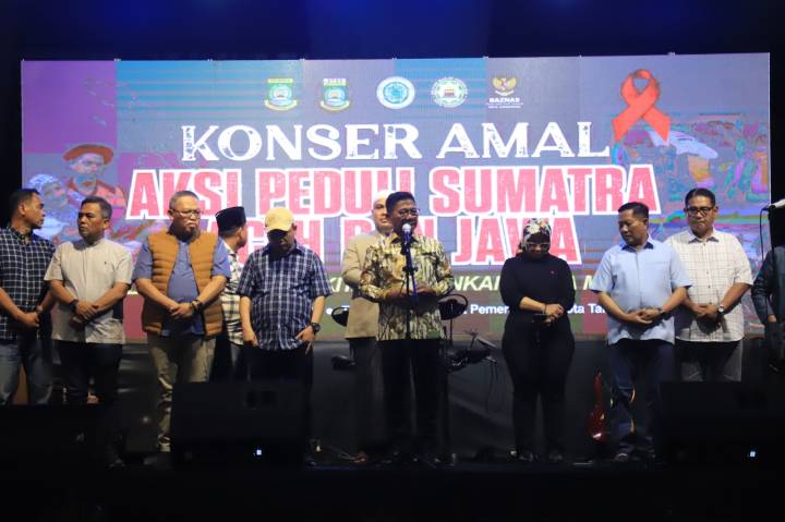 Wali Kota Tangerang, Sachrudin, memberikan sambutan di acara Konser Amal Aksi Peduli Sumatera, Aceh dan Jawa di Taman Elektrik Pusat Pemerintahan Kota (Puspemkot) Tangerang, Sabtu (13/12). Foto : Ist