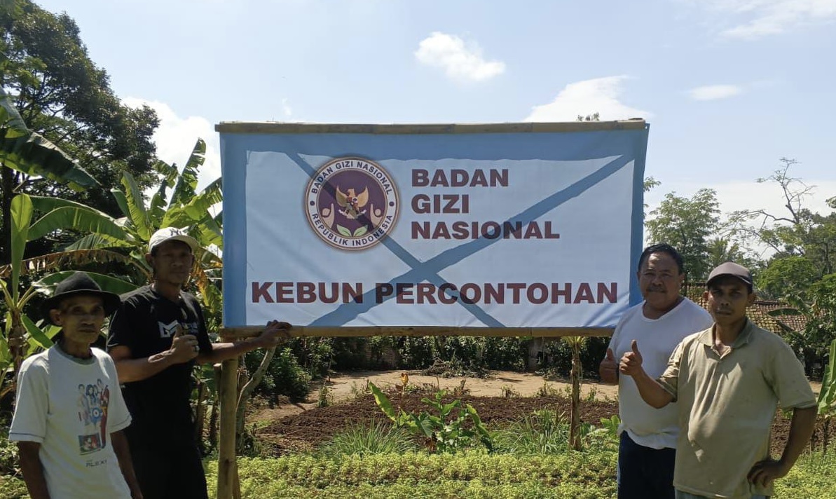 Anggota DPRD Pandeglang, Mulyadi sedang foto bersama para petani di area kebun percontohan untuk menyuplai MBG di Kabupaten Pandeglang, Minggu (7/13).