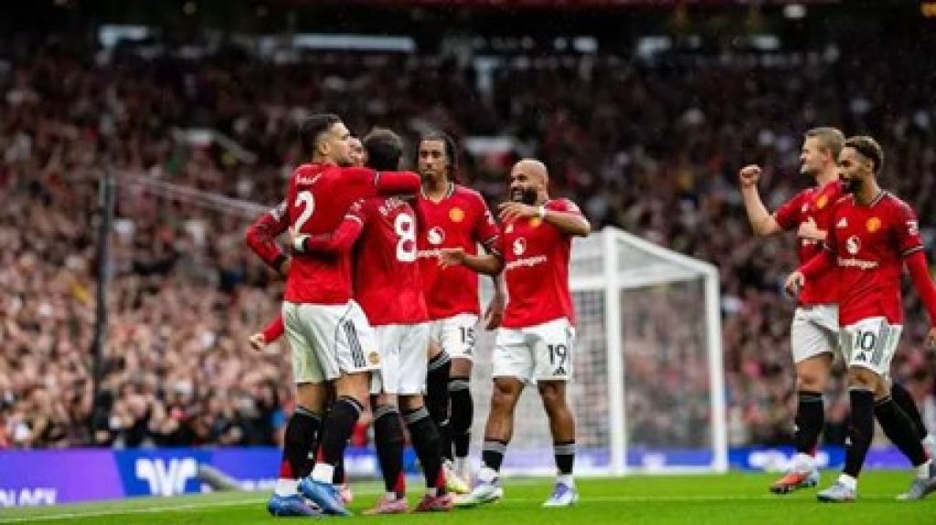 Selebrasi skuad MU usai menang tipis 1-0 dari Newcastle United. Foto : Ist
