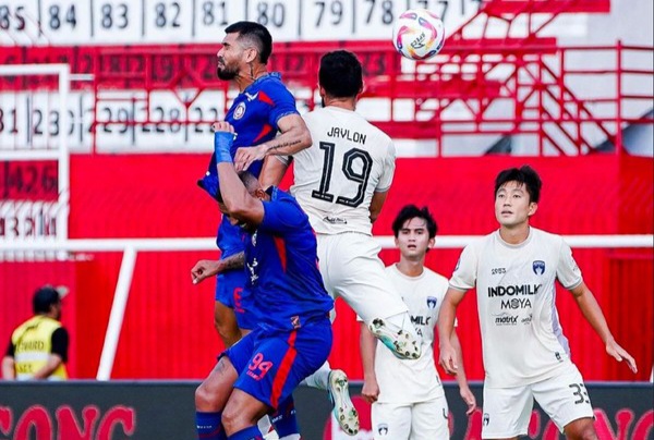 Laga Arema FC (biru) vs Persita (putih). Foto : Ist