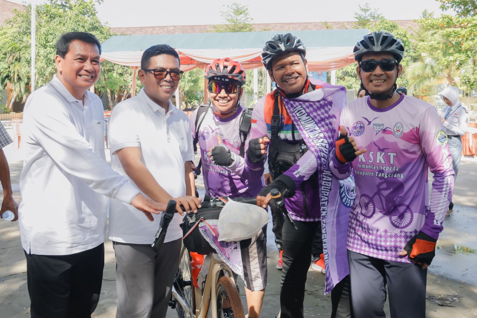 Gubernur Andra Soni (no 2 dari kiri) bersama Bupati Tangerang Maesyal Rasyid (no 1 dari kiri) pada acara Fun Bike Kolaborasi Gemilang Gowes Desa Wisata di SMKN 5 Kabupaten Tangerang. Foto : Humas Pemprovv