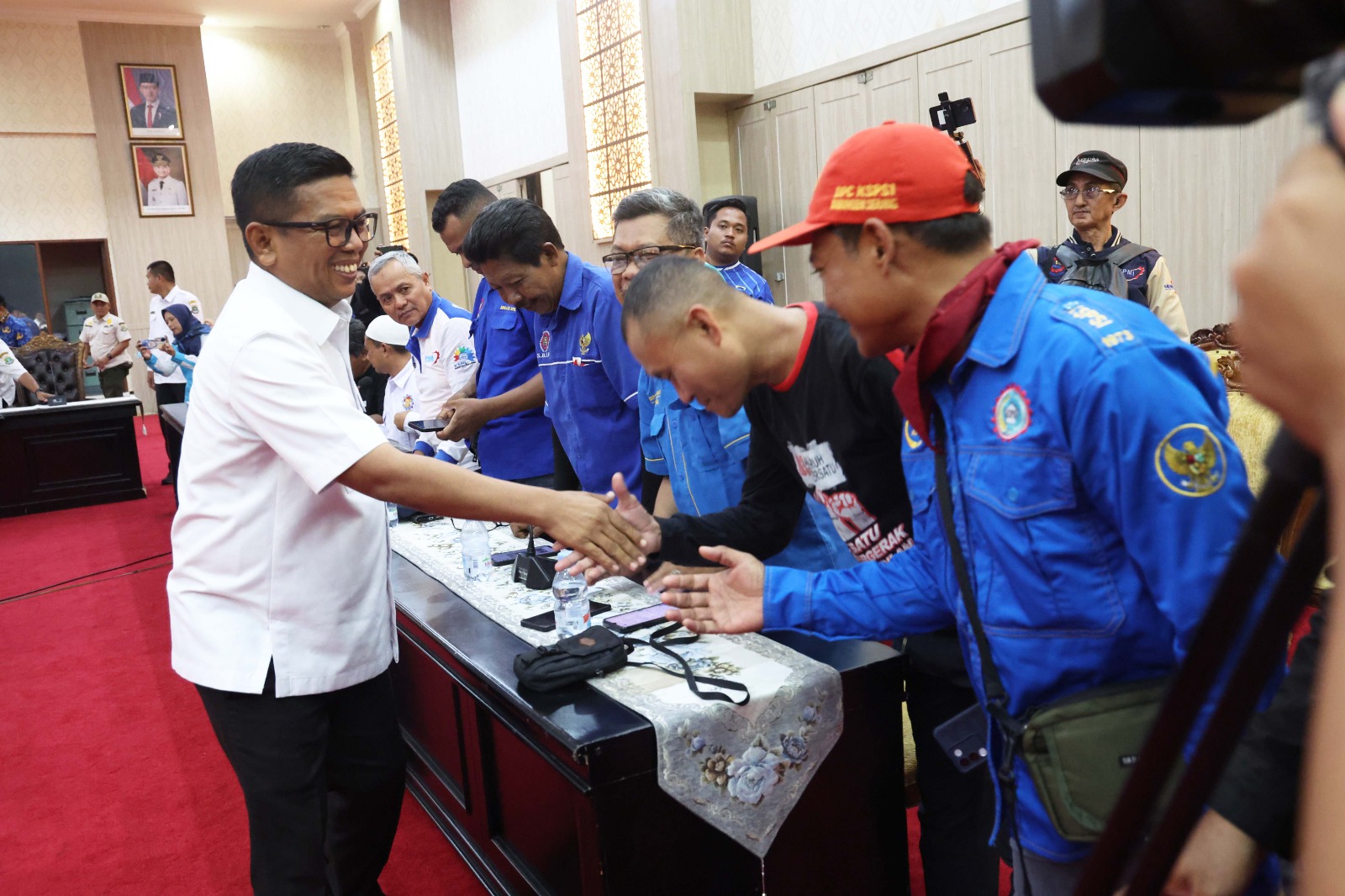 Gubernur Andra Soni saat menerima perwakilan buruh. Foto : Humas Pemprov
