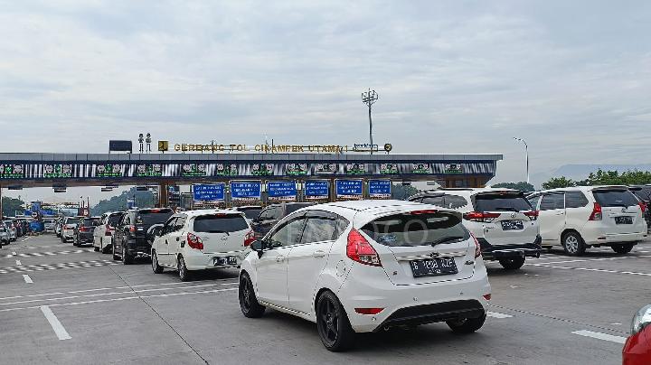 Lalu lintas di gerbang tol Cikampek Utama. Foto : Ist