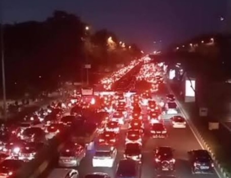 Lalulintas dalam kota arah tol Cikampek. Foto : Ist