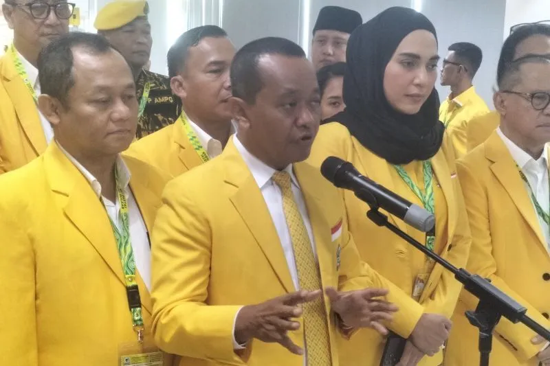 Ketum Partai Golkar Bahlil Lahadalia saat konferensi pers. Foto : Iat