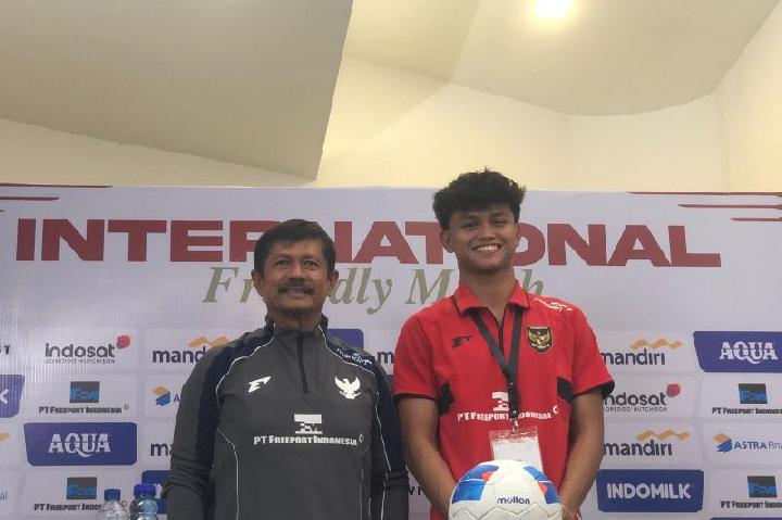Pelatih Timnas Garuda Muda Indra Sjafrie dan Hokky Caraka. Foto : Ist