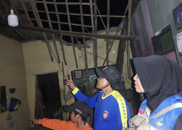 Sebuah rumah yang roboh ditarjang hujan disertai angin di Kampung Ambreg, Kelurahan Sawahluhur, Kecamatan Kasemen, Serang. Foto : Ist