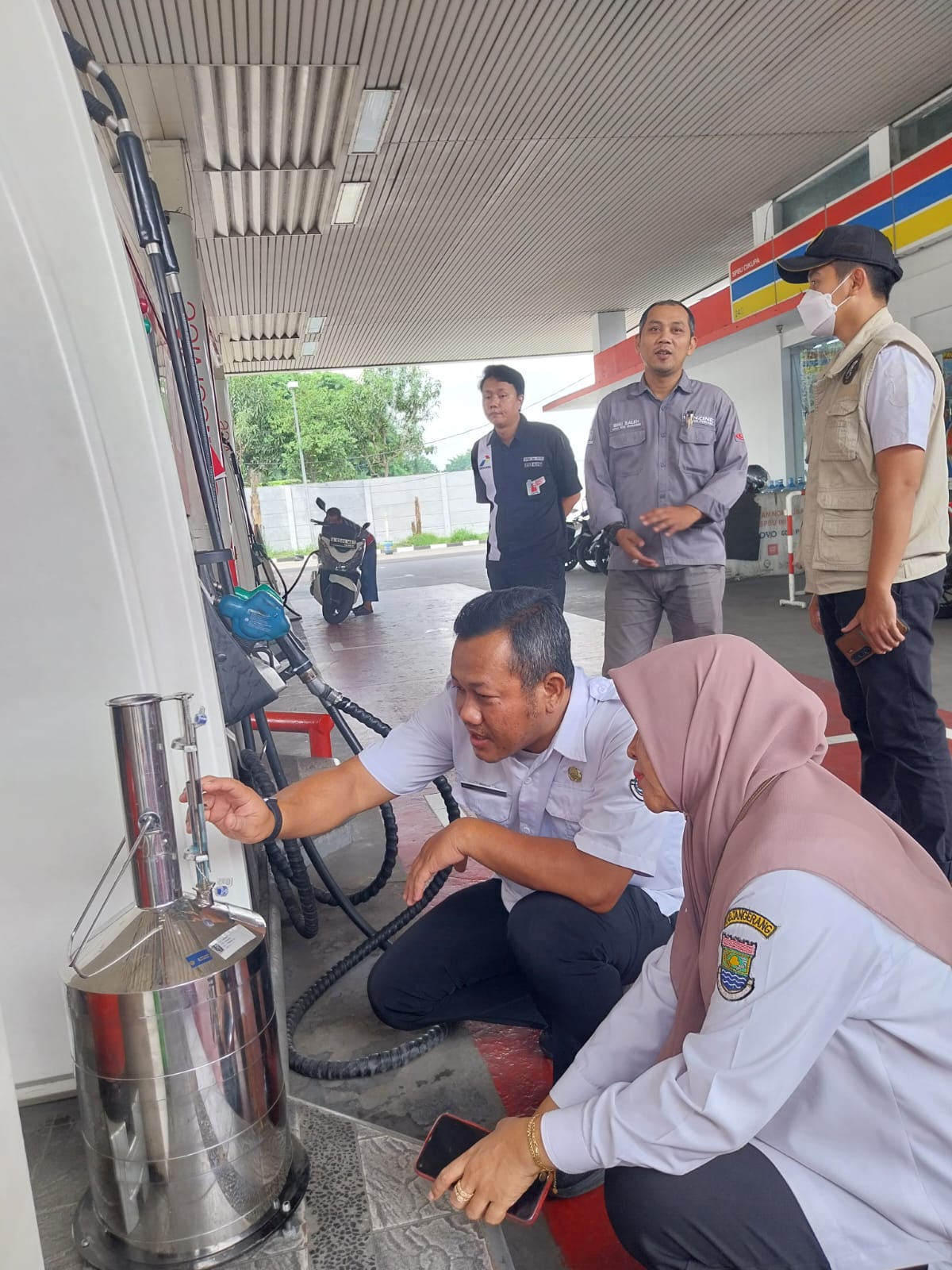 Petugas Dinas Perindustrian dan Perdagangan (Disperindag) Kabupaten Tangerang tengah melakukan pengecekan akurasi alat ukur bahan bakar minyak (BBM) di sejumlah Stasiun pengisian bahan bakar (SPBU) jelang Natal dan Tahun Baru (Nataru) 2025-2026.