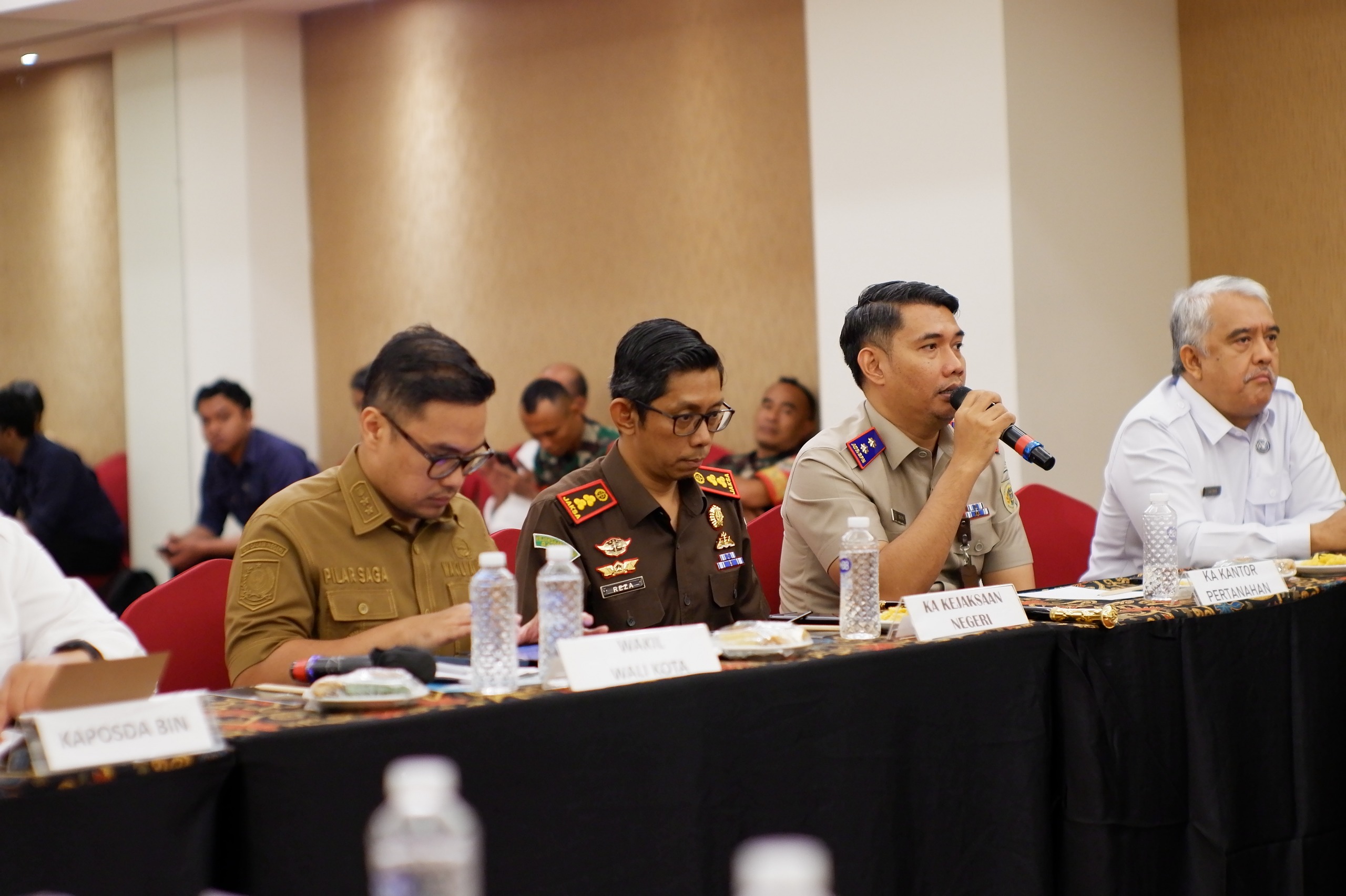 Kepala Kantor Pertanahan Kota Tangsel, Seto Apriyadi (pegang mic) berkomitmen untuk meningkatkan kualitas layanan pada tahun depan. Foto : Idral