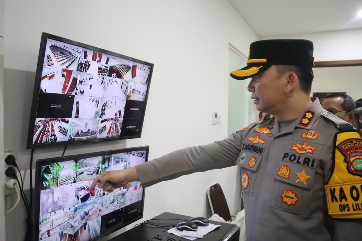 Kapolres Tangerang Selatan AKBP Victor Daniel Henry Inkiriwang, melakukan pengecekan langsung kesiapan pelaksanaan ibadah Natal di Gereja Katolik St. Perawan Maria Benteng Gading, Sabtu (20/12).