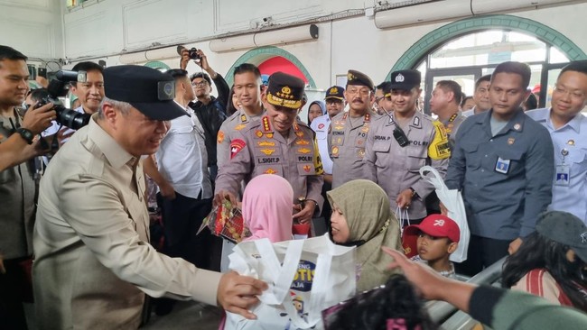 Kapolri Jenderal Polisi Listyo Sigit Prabowo  saat sidak ke Stasiun Pasar Senin. Foto : Ist