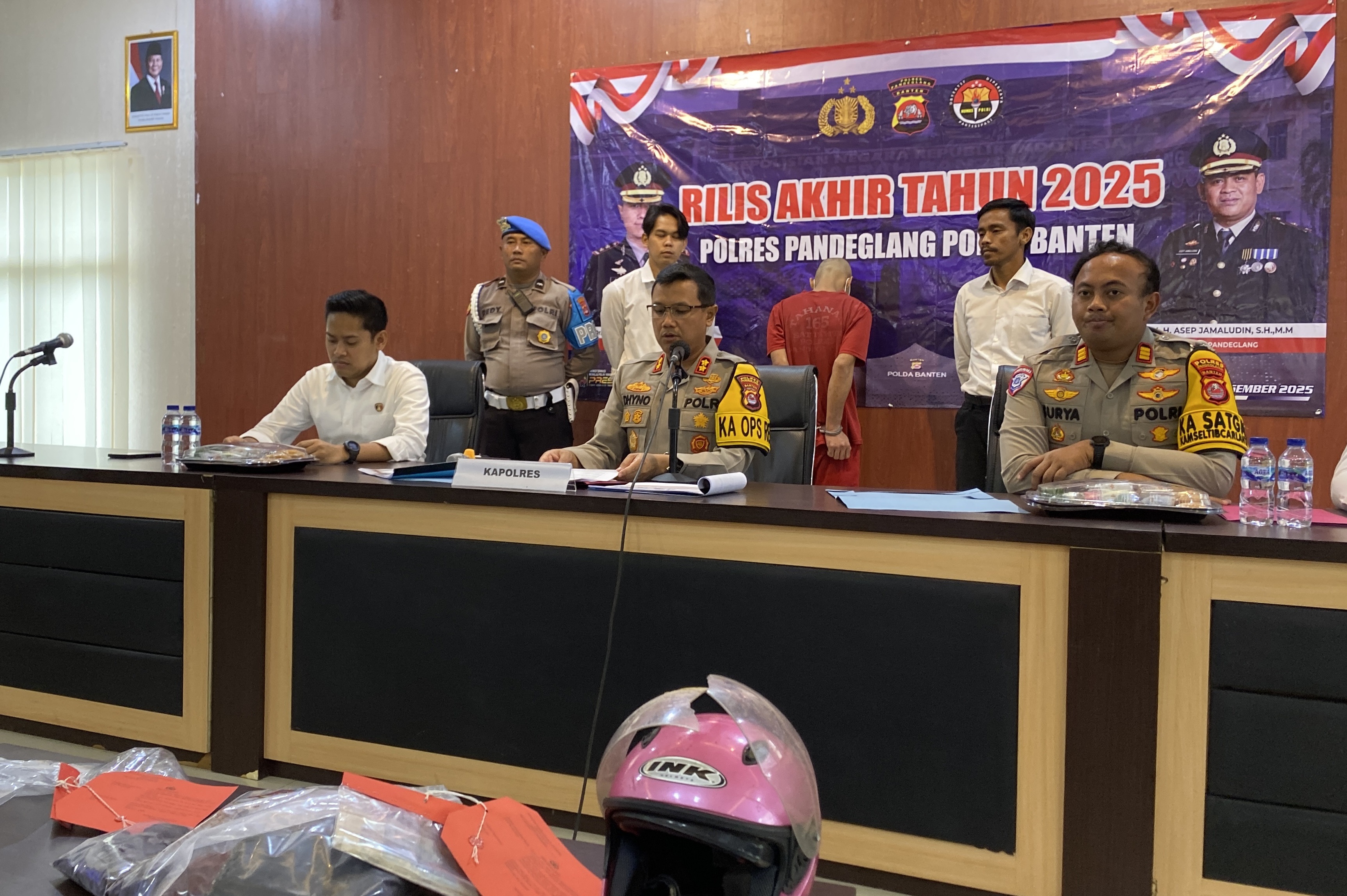 Kapolres Pandeglang AKBP Dhyno Indra Setyadi didampingi jajarannya, sedang rilis kasus tindak pidana selama tahun 2025, di Aula Polres Pandeglang, Senin (29/12).