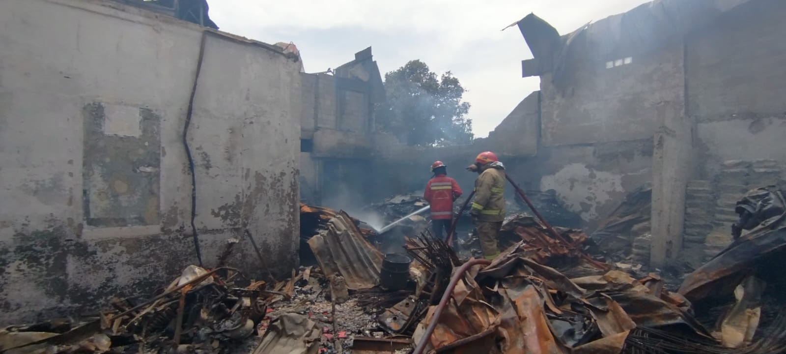 Kebakaran toko material di Jalan Bukit Cirendeu Raya. Foto : Ist