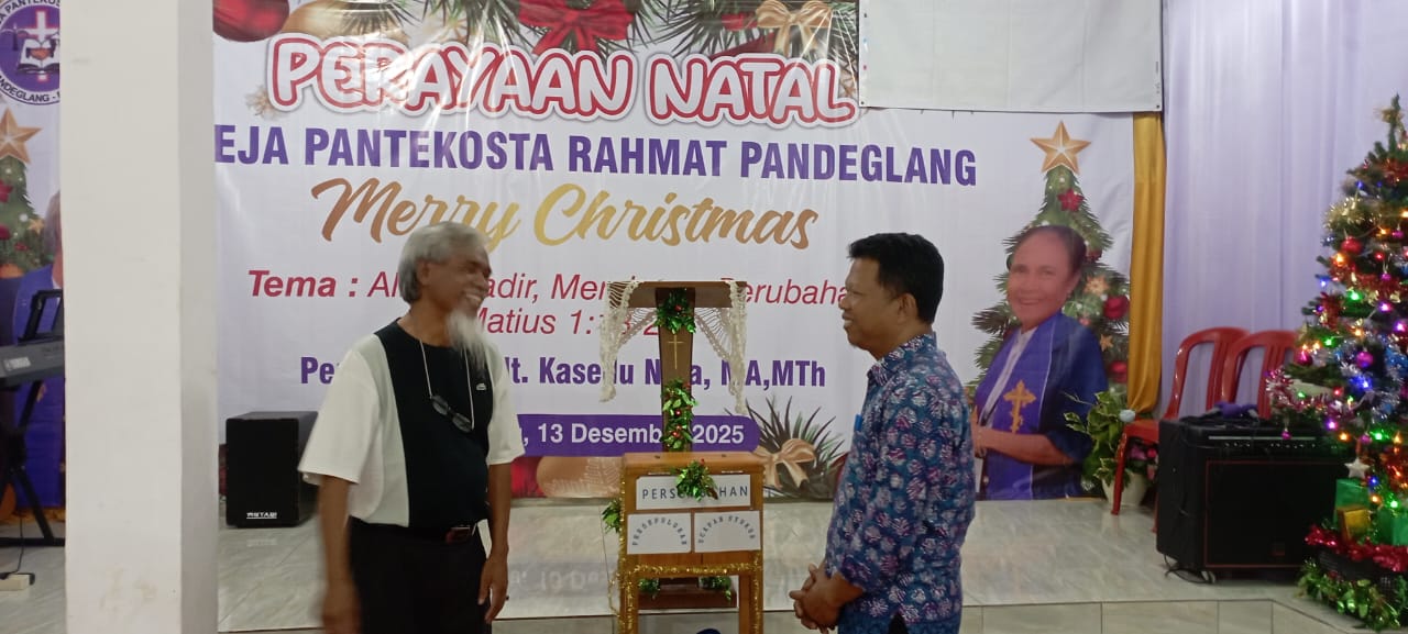 Kepala Kesbangpol Pandeglang, Muklis Arifin (kanan), saat mengunjungi salah satu rumah ibadah yang akan melaksanakan perayaan Natal 2025.(Istimewa)