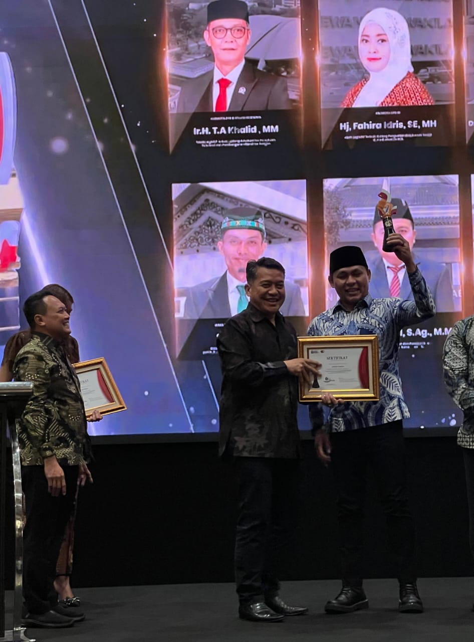 Ketua BK DPRD Kota Tangsel Julham Firdaus mendapatkan penghargaan legislator terbaik.