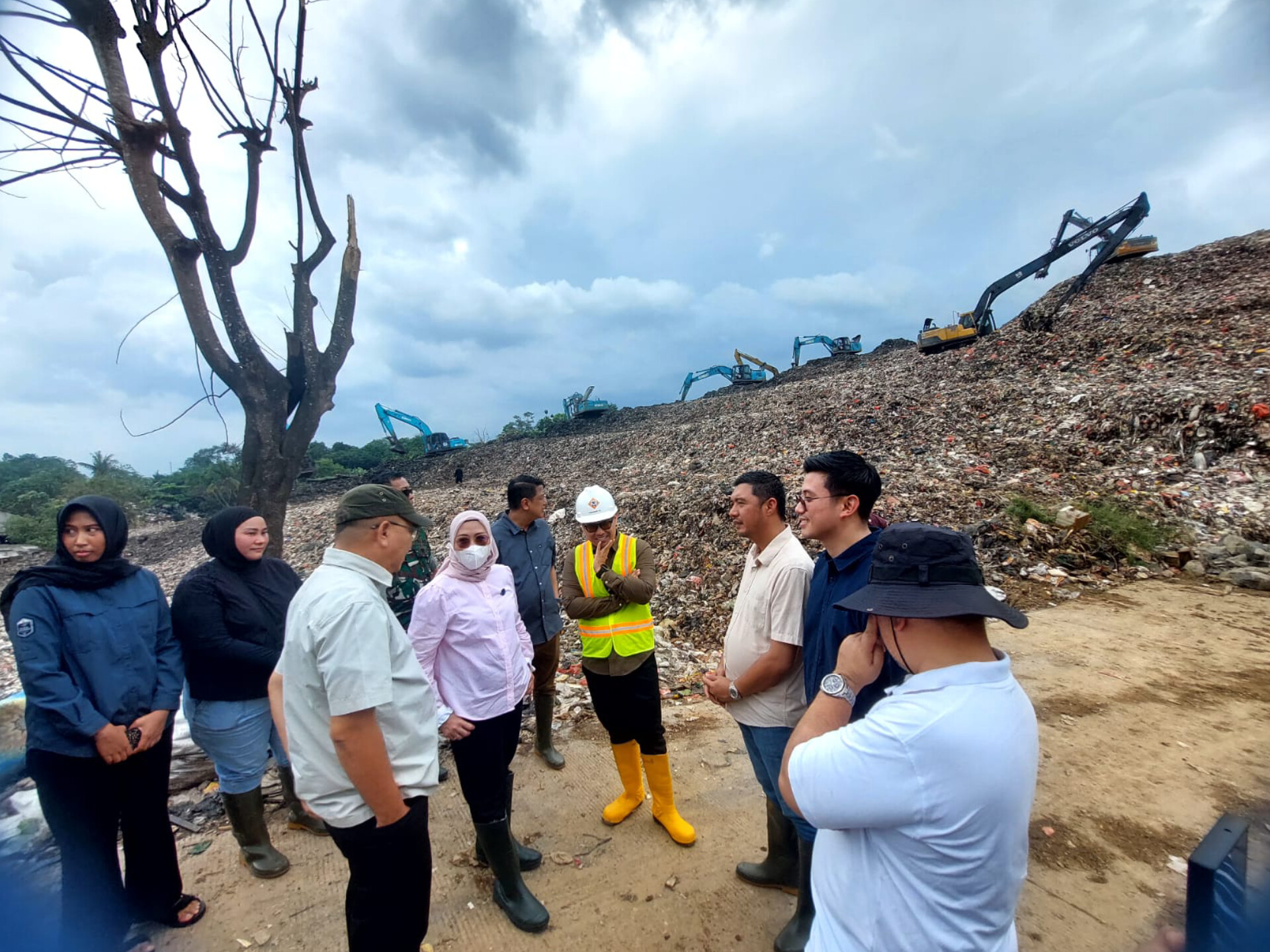 Pejabat KLHK bersama Pemkot Tangerang Selatan meninjau kondisi TPA Cipeucang, Serpong, Sabtu (20/12/2025). (tangselpos.id/rmn)