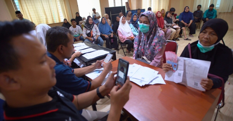 Warga penerima Bantuan Langsung Tunai Sementara (BLTS) Kesra 2025 di Kota Tangerang Selatan. Foto : Ist