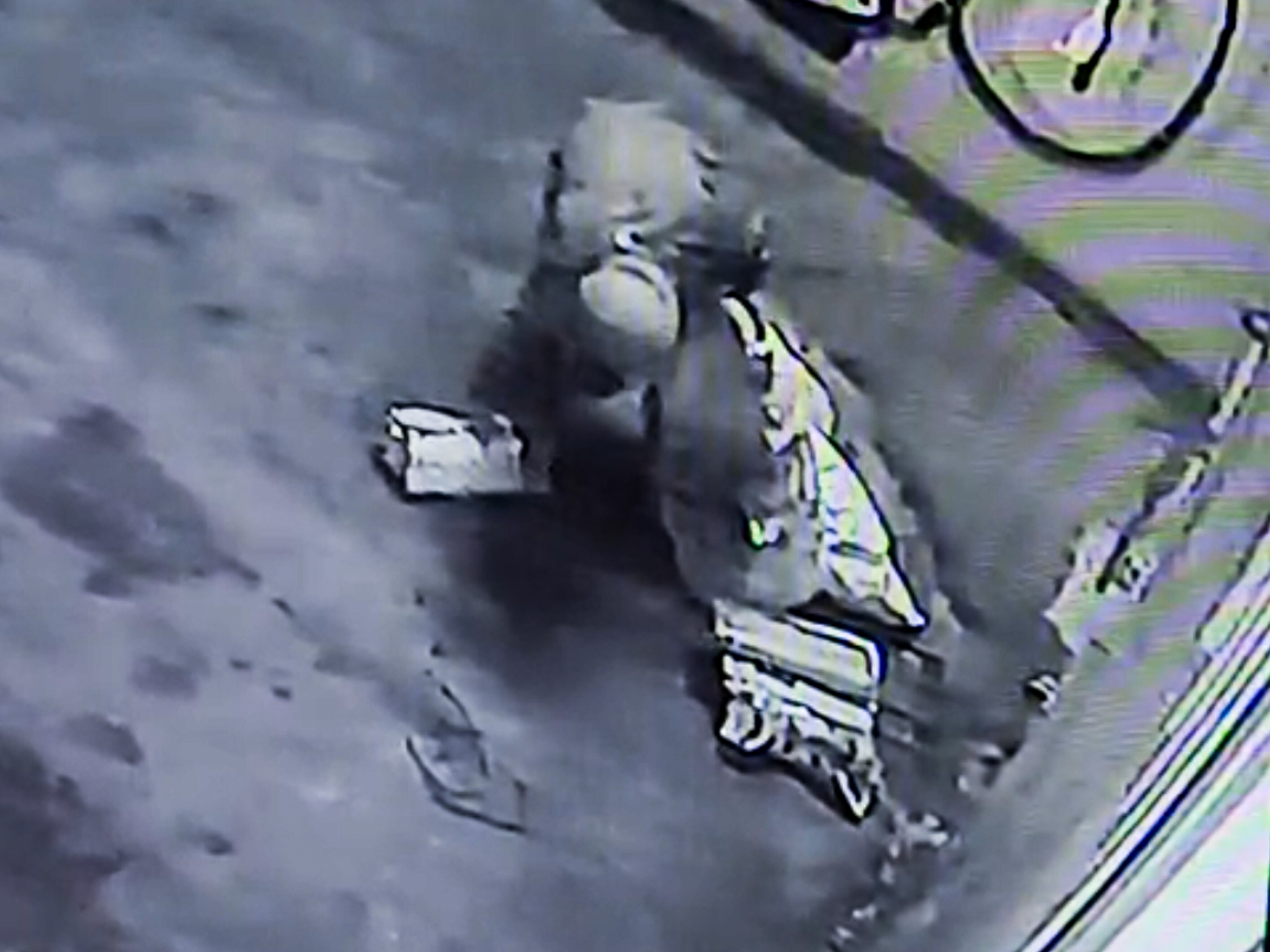 Terekam CCTV, terduga pelaku membawa bundel koran di Ciputat, Sabtu (6/12/2025) dini hari. (Ist)