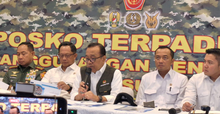Menteri PMK Pratikno (tengah) dalam Konferensi Pers terkait Perkembangan Penanggulangan Bencana, di Halim Perdanakusuma, Jakarta, Rabu (3/12/2025). Foto : Ist