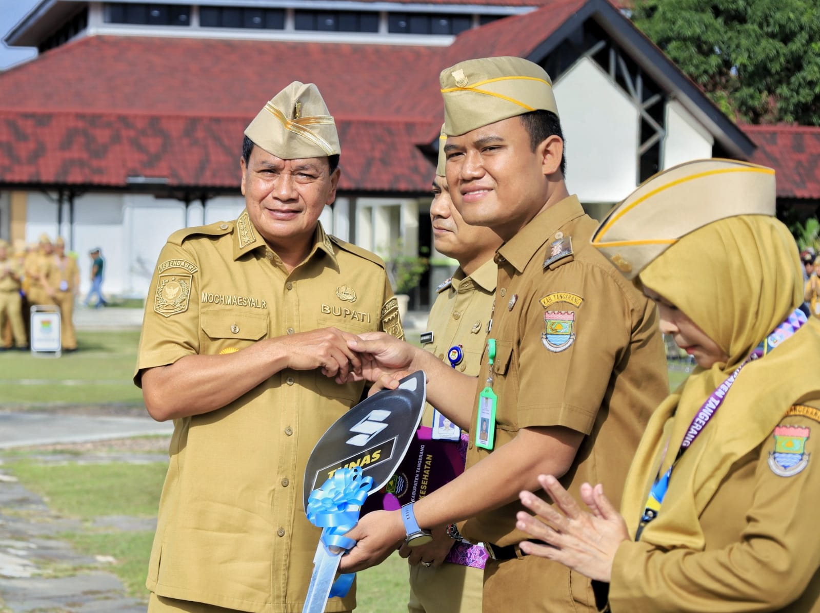 Bupati Tangerang, Moch. Maesyal Rasyid (kiri), secara simbolis menyerahkan Ambulans Puskesmas Keliling kepada perwakilan pihak kelurahan di Kabupaten Tangerang, saat apel Senin pagi yang digelar di Lapangan Raden Aria Yudhanegara, Senin (15/12).