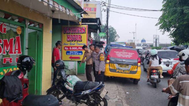 Polisi melakuka. Olah TKP pencurian di Ciputat. Pelaku diduga membawa senjata saat menlancarkan aksinya.