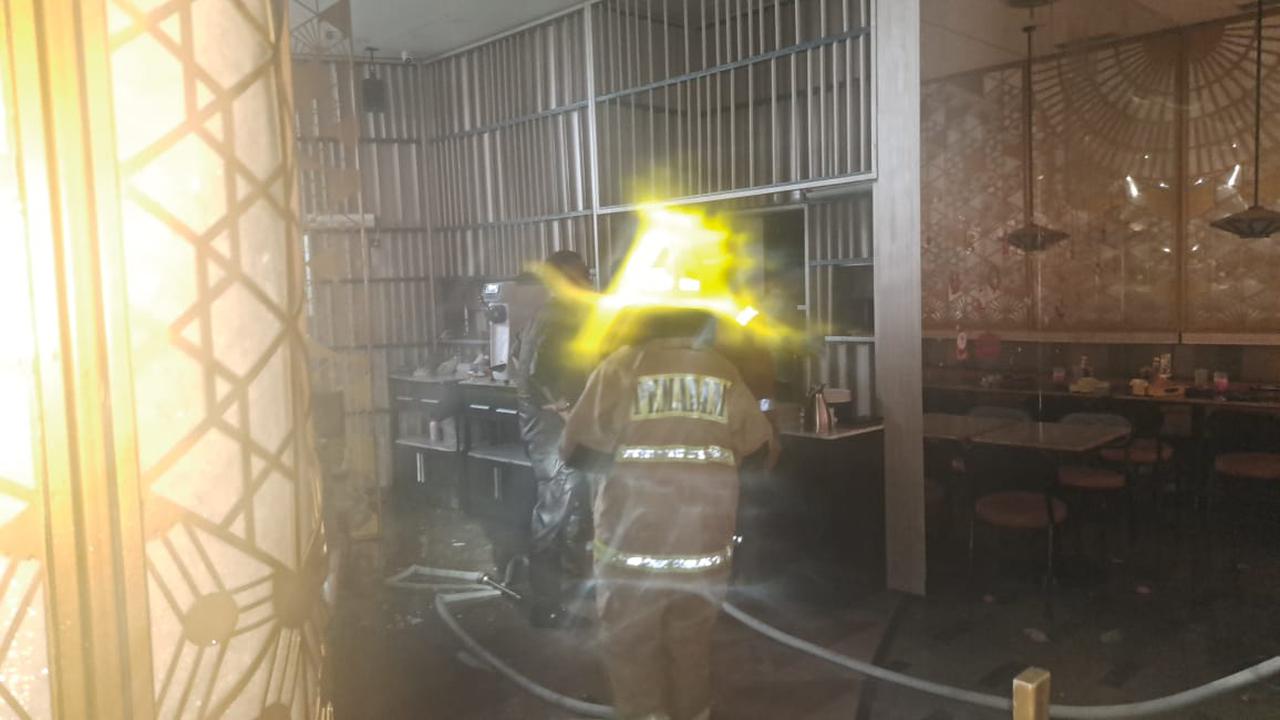 Petugas sedang memadamkan kobaran api di Aeon Tanjung Barat. Foto : Ist